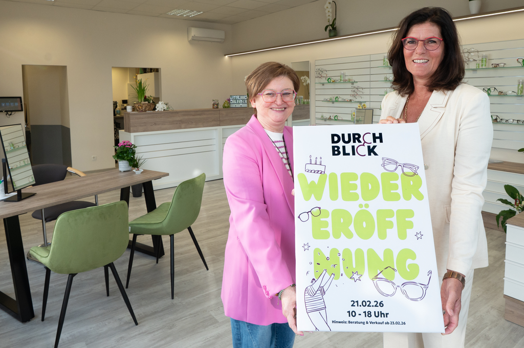 durchblick_silke_gina_uebergabe_willkommensschild Alte Inhaberin Gina Esper und neue Inhaberin Silke Biertz halten das Schild der Wiedereröffnungsfeier